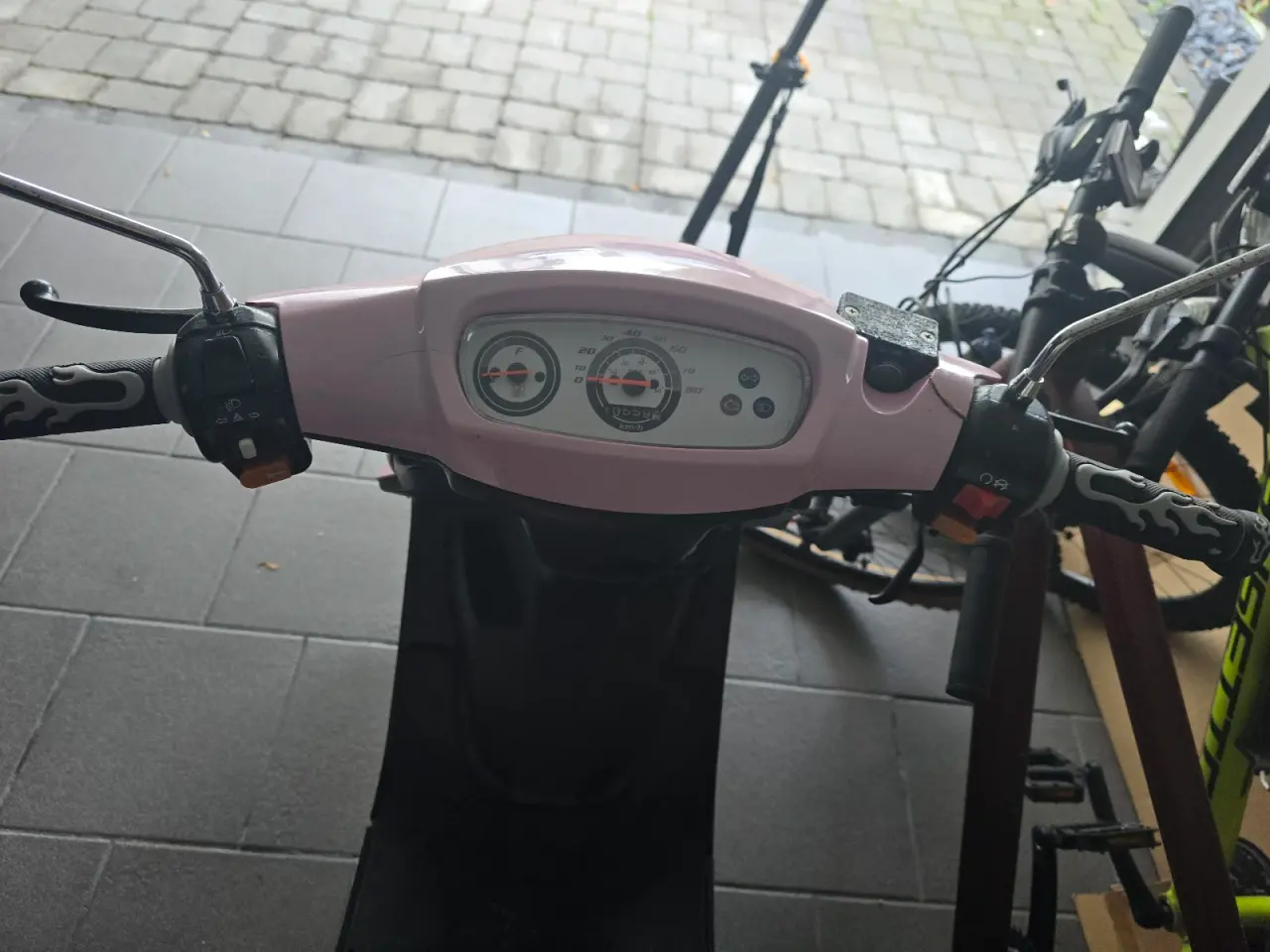 Billede 3 - og velholdt lyserød scooter – Perfekt til hverdage