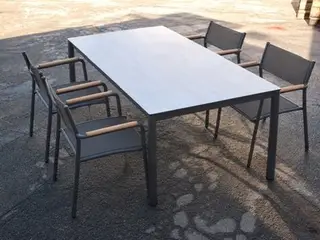 CINAS havesæt 1 bord med 4 stole med træarmlæn