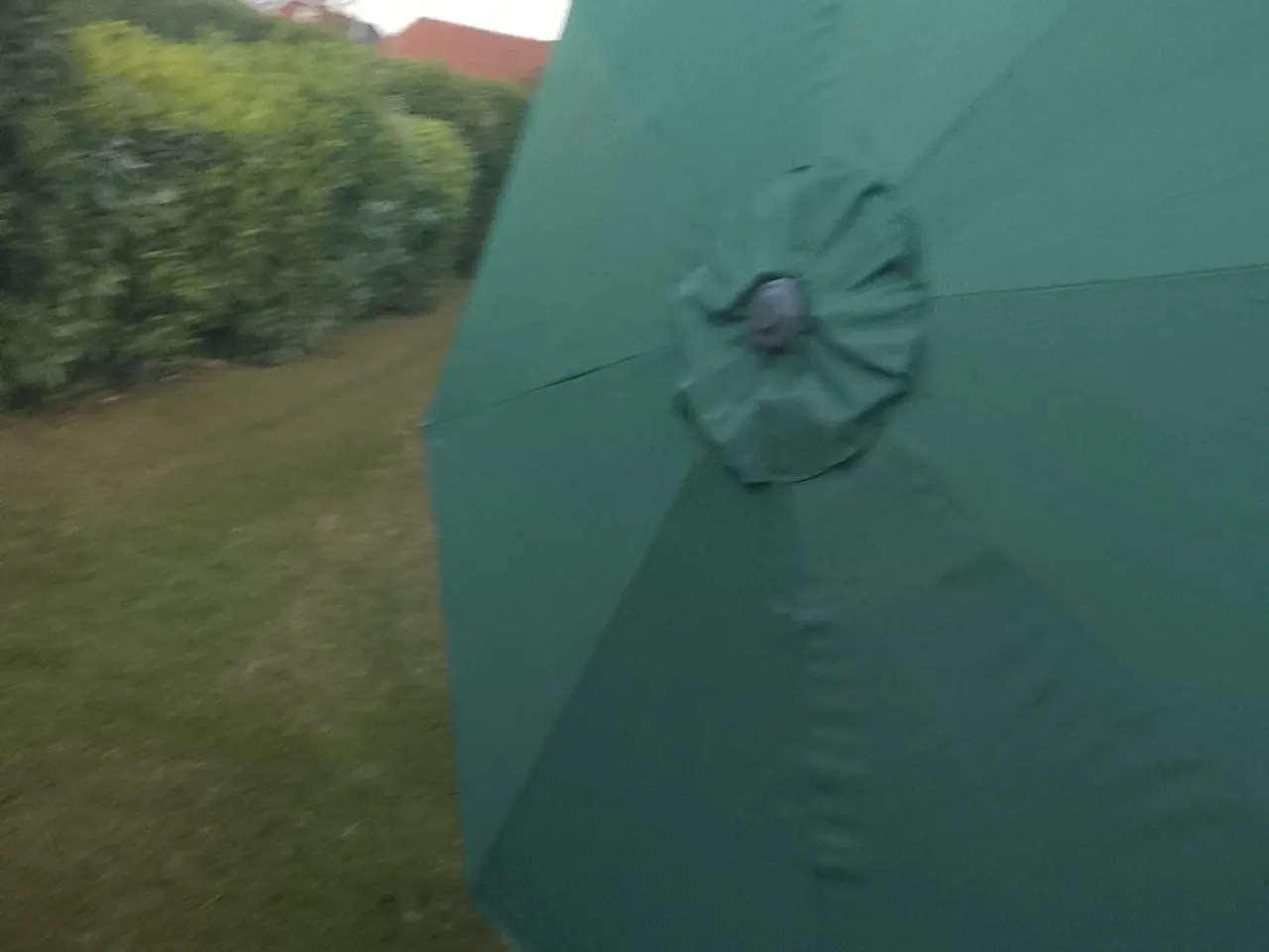 Billede 5 - Jeg sælger en parasol, som er virkelig stor og næs