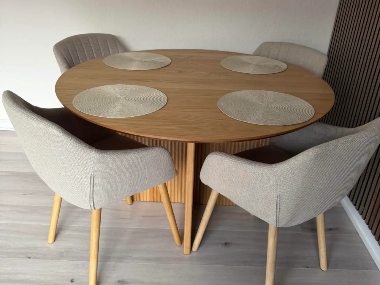 Billede 2 - Rund spisebord + 4x stole m/ armlæn