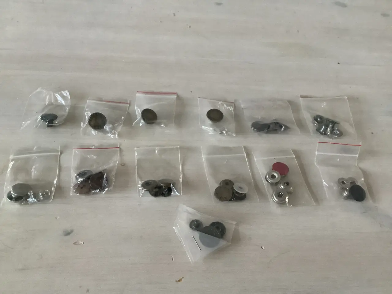 Billede 5 - Knapper i plast og metal flere farver.
