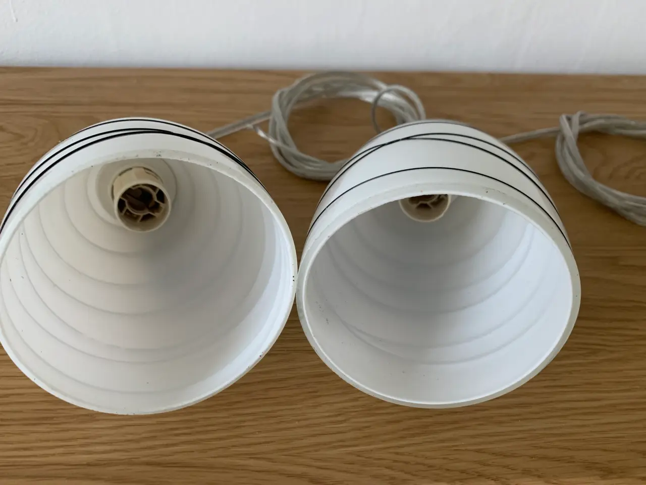 Billede 2 - 2 loftslamper i hvidt glas med sorte striber