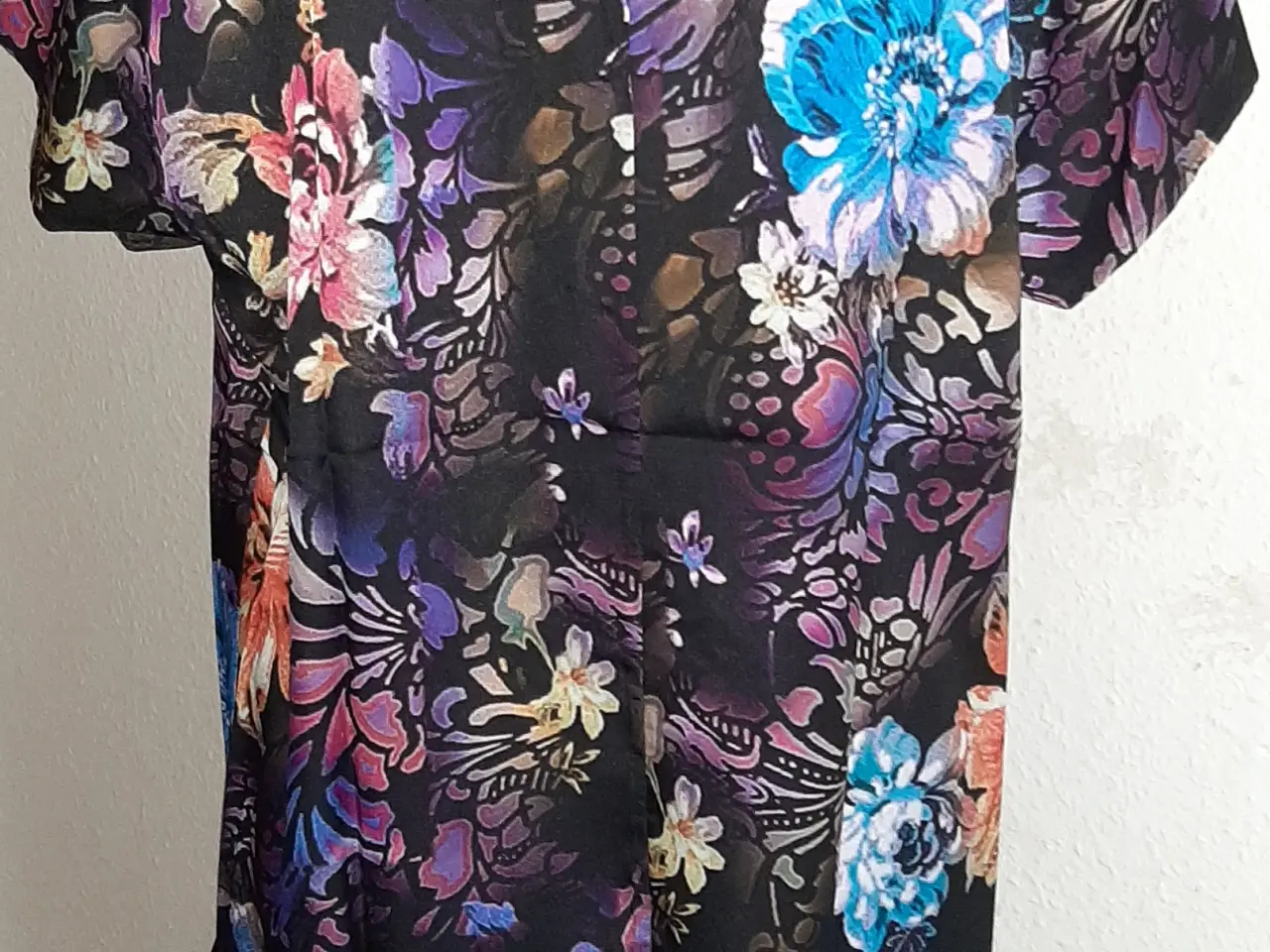 Billede 3 - Kjole med blomster. Flotte farver/Str:XL/2XL.