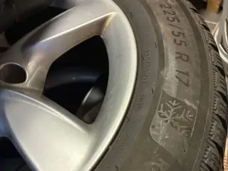 Audi aluminiumsfælge med gode vinterdæk