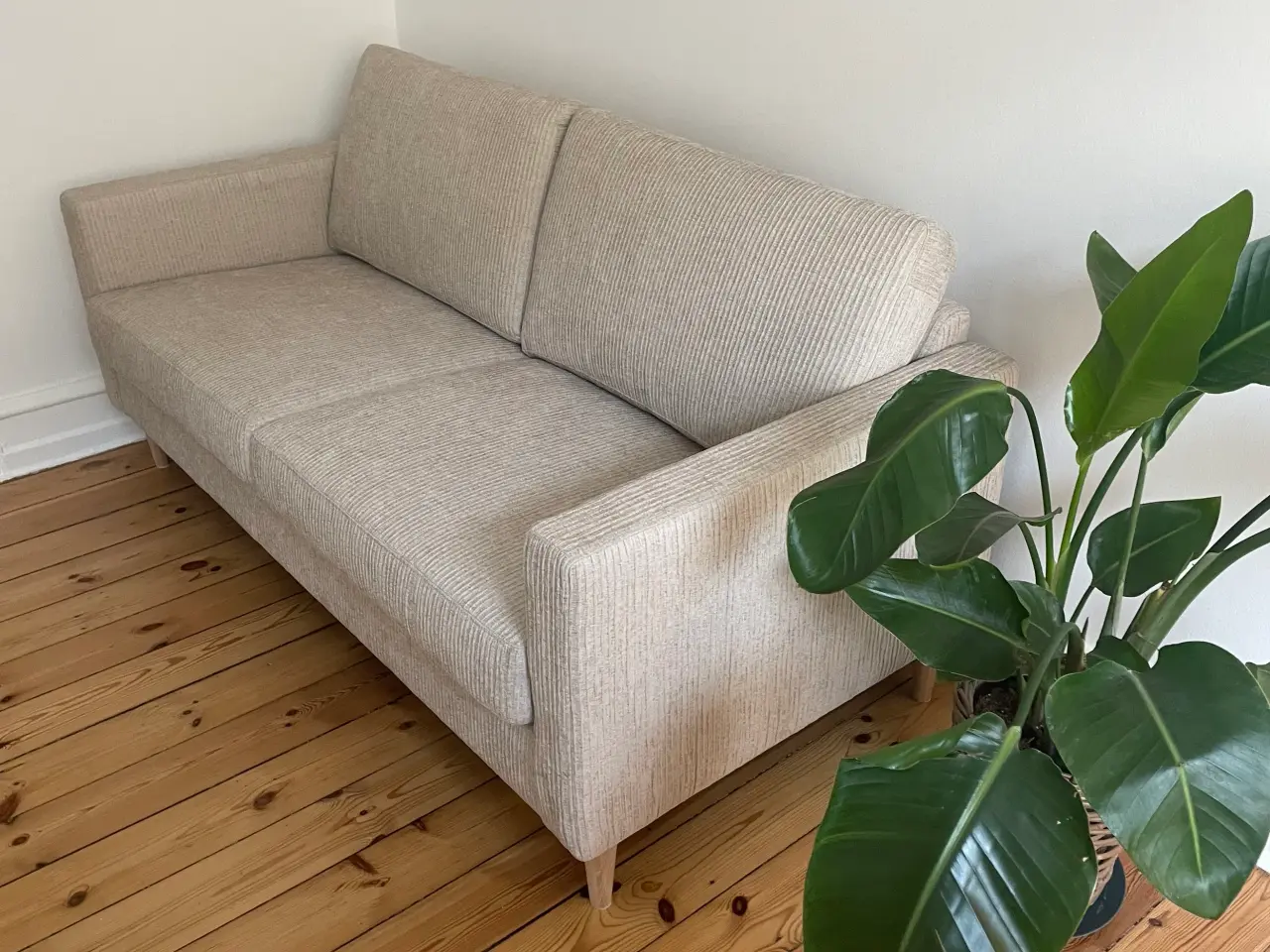 Billede 3 - Sofa 2 1/2 Pers. sandfarvet med egetræsben