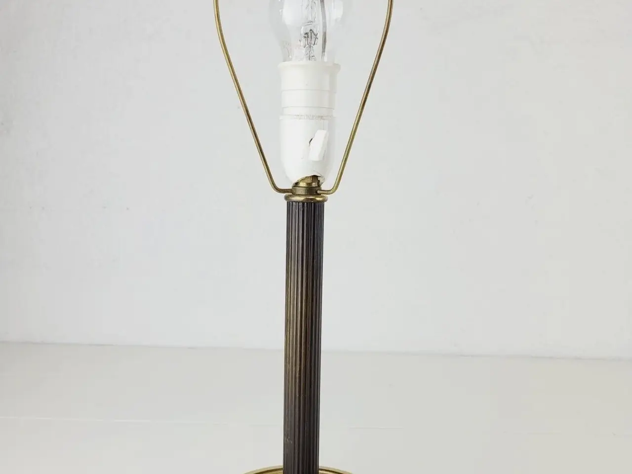 Billede 6 - ⭐️ Elegant bordlampe i messing i en fortryllende E