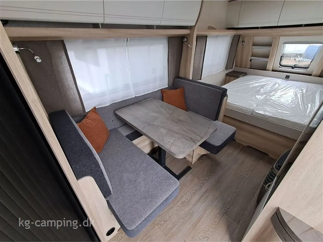 Billede 6 - 2026 - Hobby De Luxe 460 SFf   Kampagnemodel DK LINE fra HOBBY med fritstående dobbeltseng - kan nedvejes til 1350 kg.