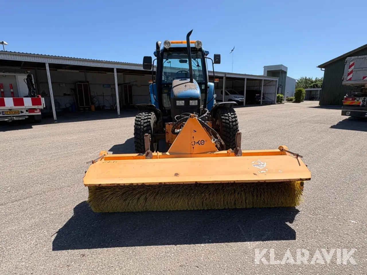 Billede 8 - Traktor New Holland TS90 med kost og plov