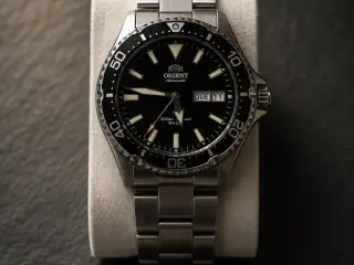 ORIENT Kamasu Automatic – Ref. F692-UAA0 – Sort sk