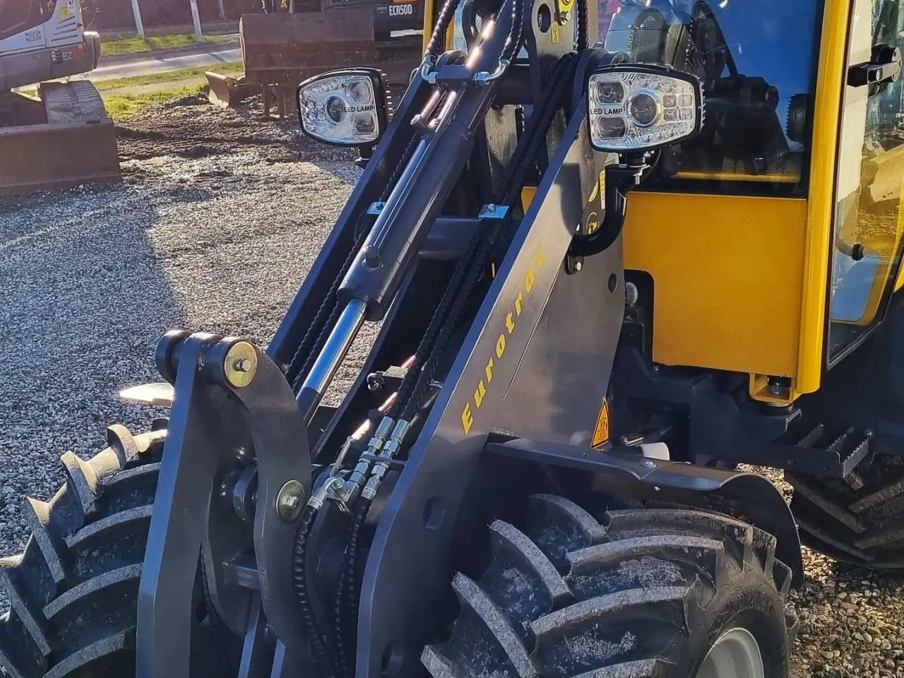 Billede 2 - Eurotrac W12S / lukket kabine / fabriksny / skovl & gafler / Kubota motor