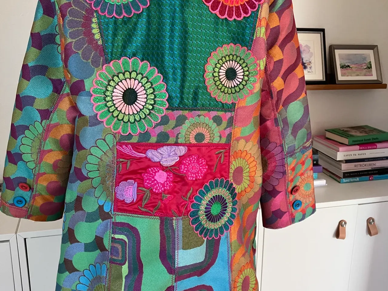 Billede 4 - Smuk farverig Desiqual frakke i patchwork design