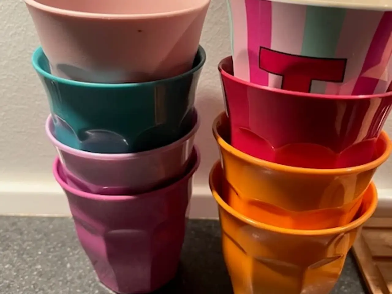 Billede 11 - Farverige Melaminkopper (8 store og 2 små)