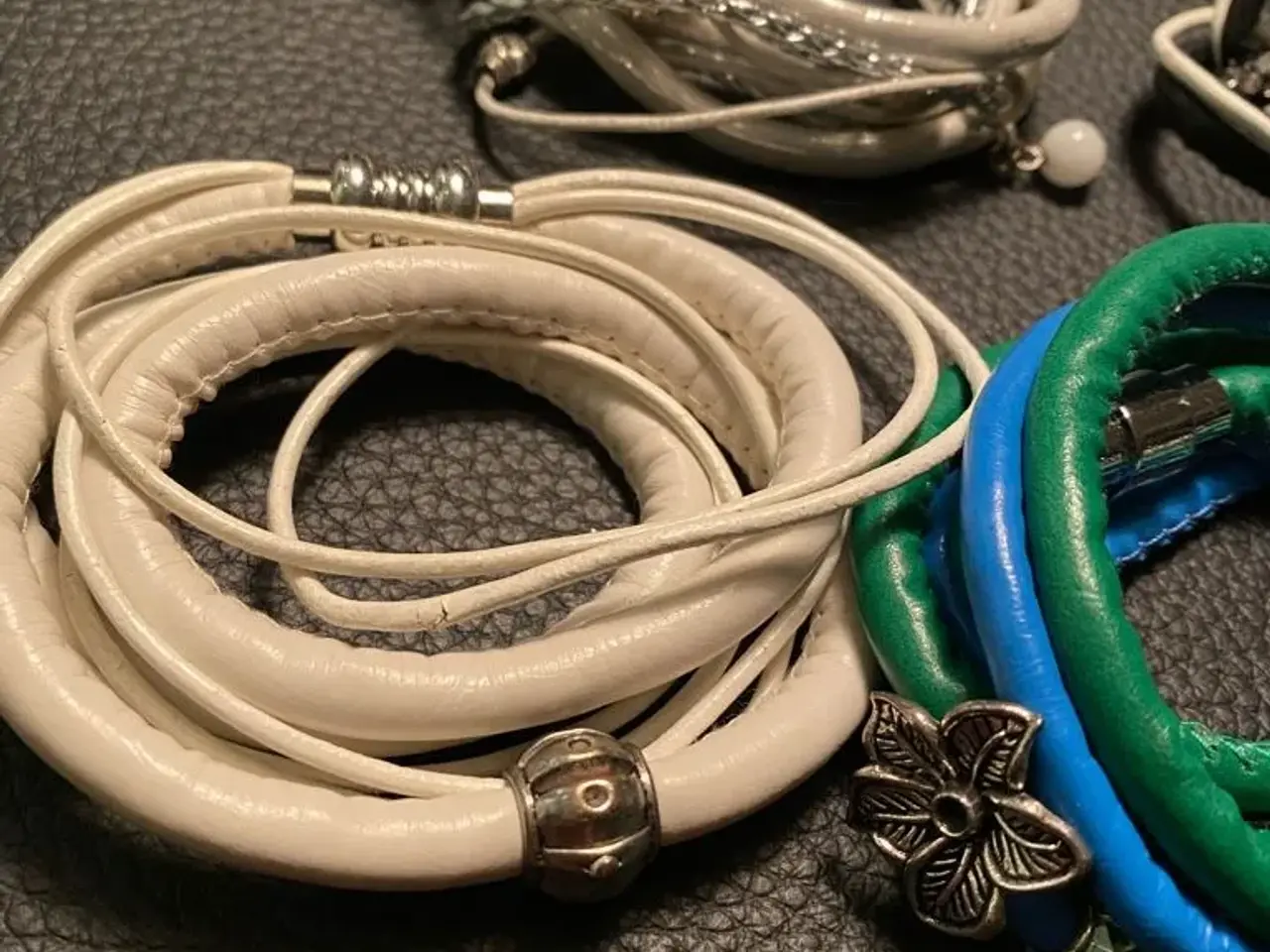 Billede 1 - Flotte nye armbånd