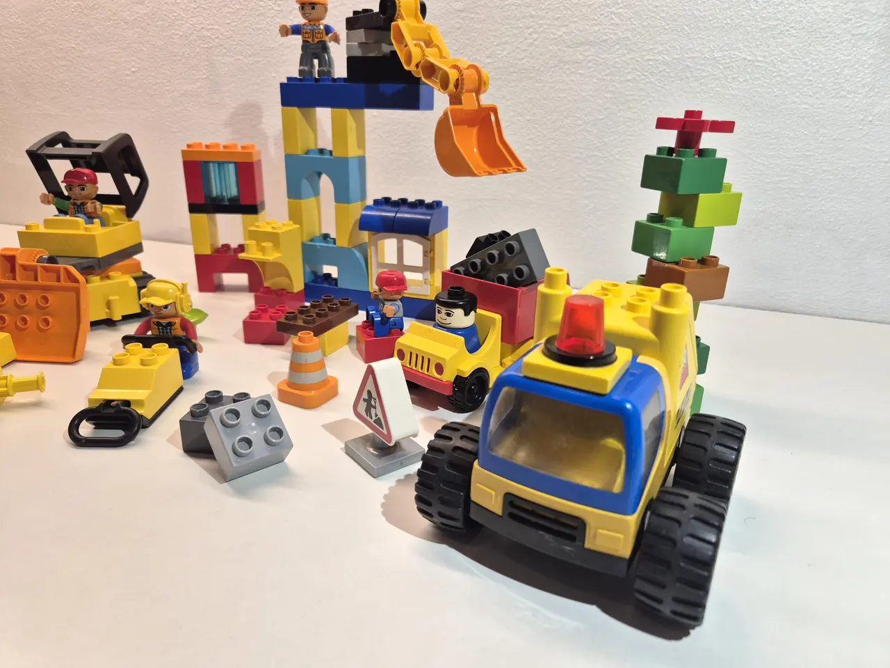 Billede 3 - Duplo Byggeplads, Gravemaskine, Gummiged, Pladevib