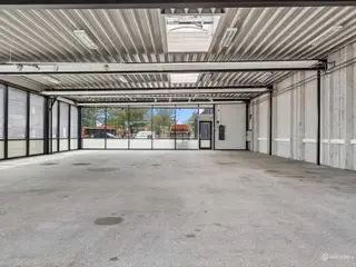 1.916 m² nyistandsat lager/showroom og kontor