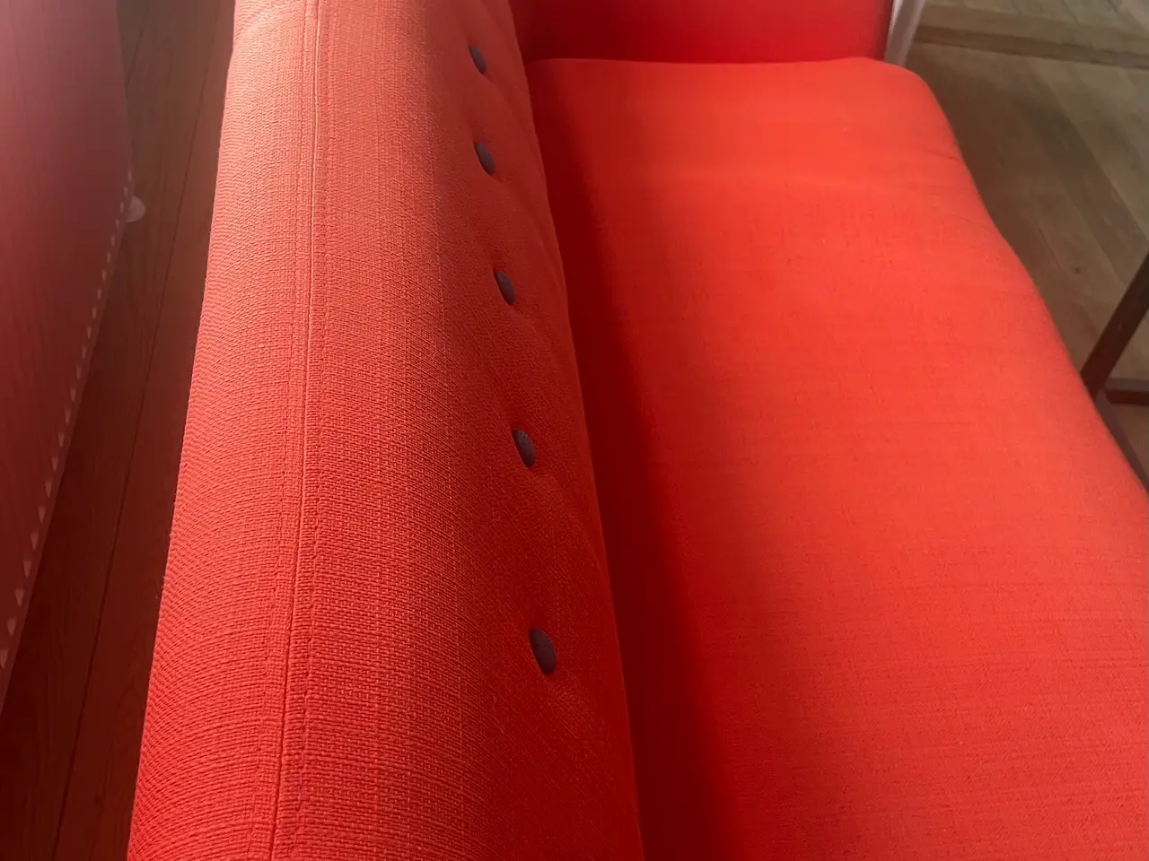 Billede 6 - Rød 2-3 pers sofa. Hent for 100kr