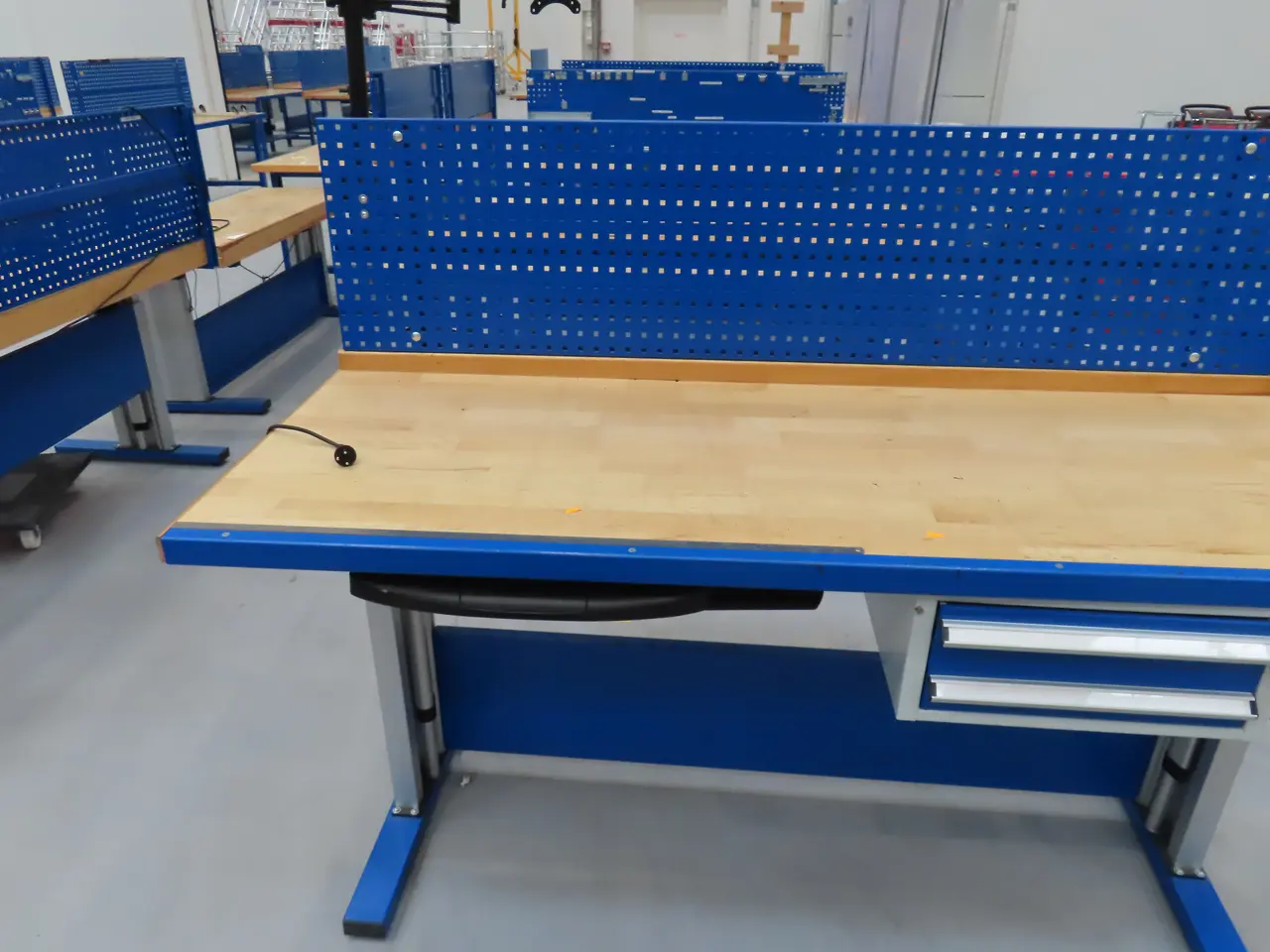 Billede 2 - El. Hæve/sænke arbejdsbord med skruestik RIDGID Junior 140