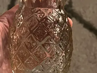 Smuk vintage ananasvase i presset glas 🍍