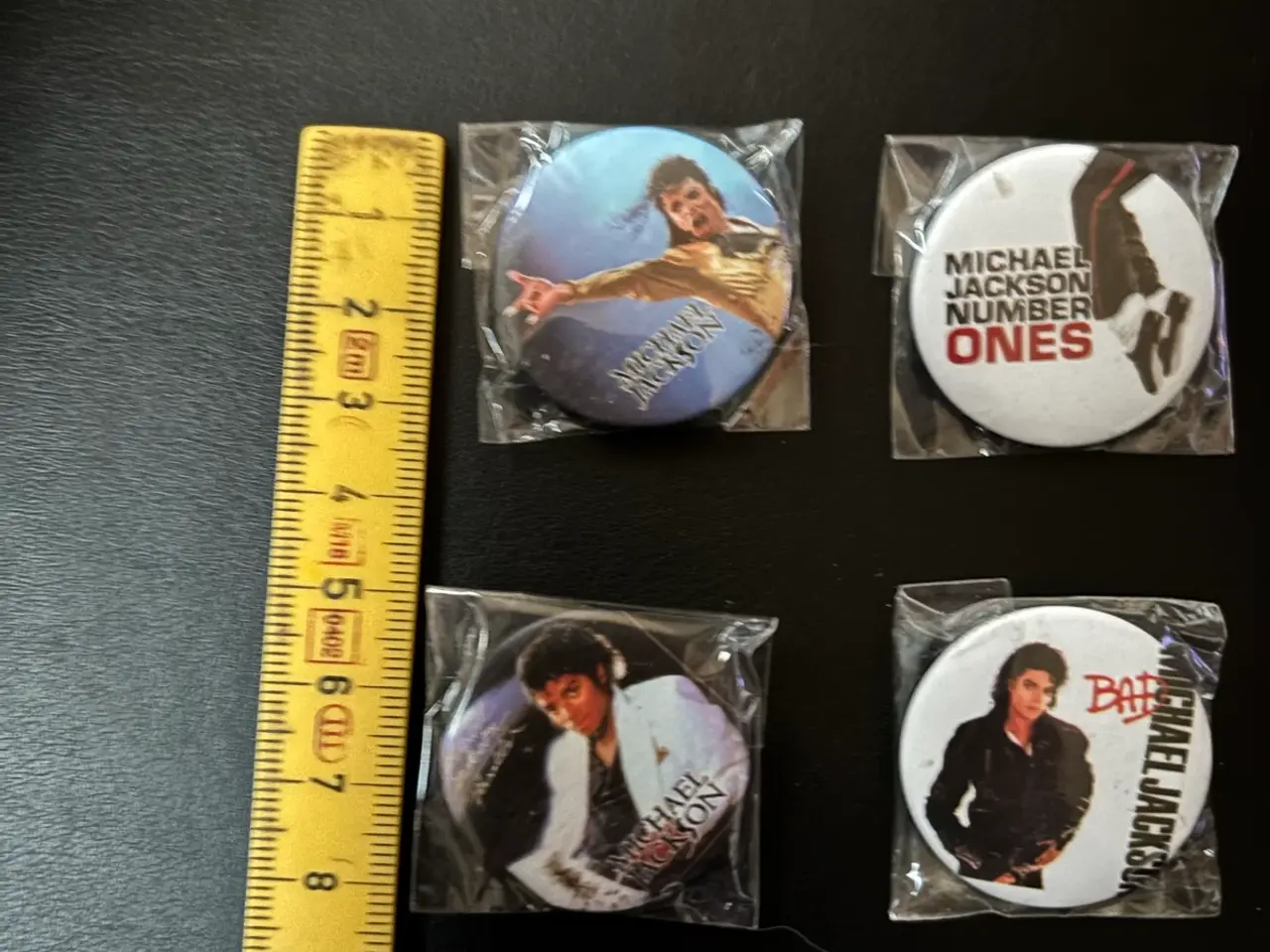 Billede 2 - 6 små Michael Jackson badges sælges samlet