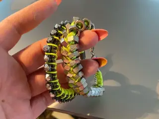 Flotte gule armbånd