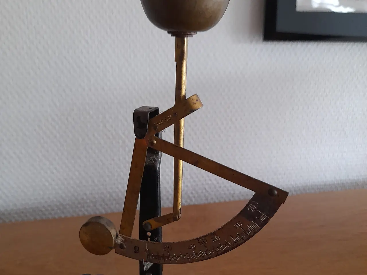 Billede 3 - Antik æggevægt i messing med metal fod..