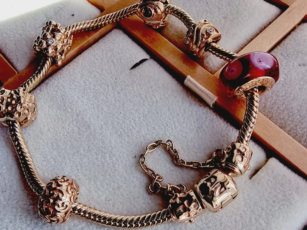 Billede 1 - 42 gram!! Pandora armbånd charms 14 karat guld 