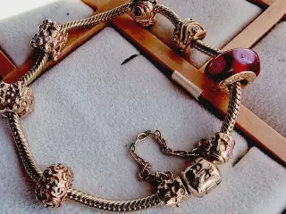 42 gram!! Pandora armbånd charms 14 karat guld