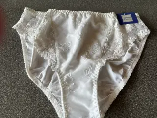 Lækkert lingeri: PrimaDonna blondetrusse str. 42,