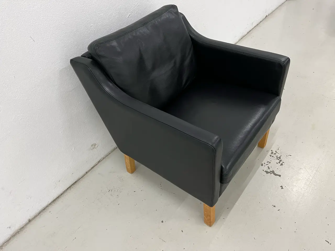 Billede 8 - Nielaus lounge stole i sort semi anilin læder.