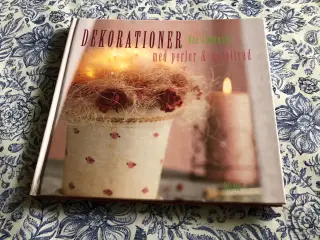 Dekorationer med Perler og metaltråd