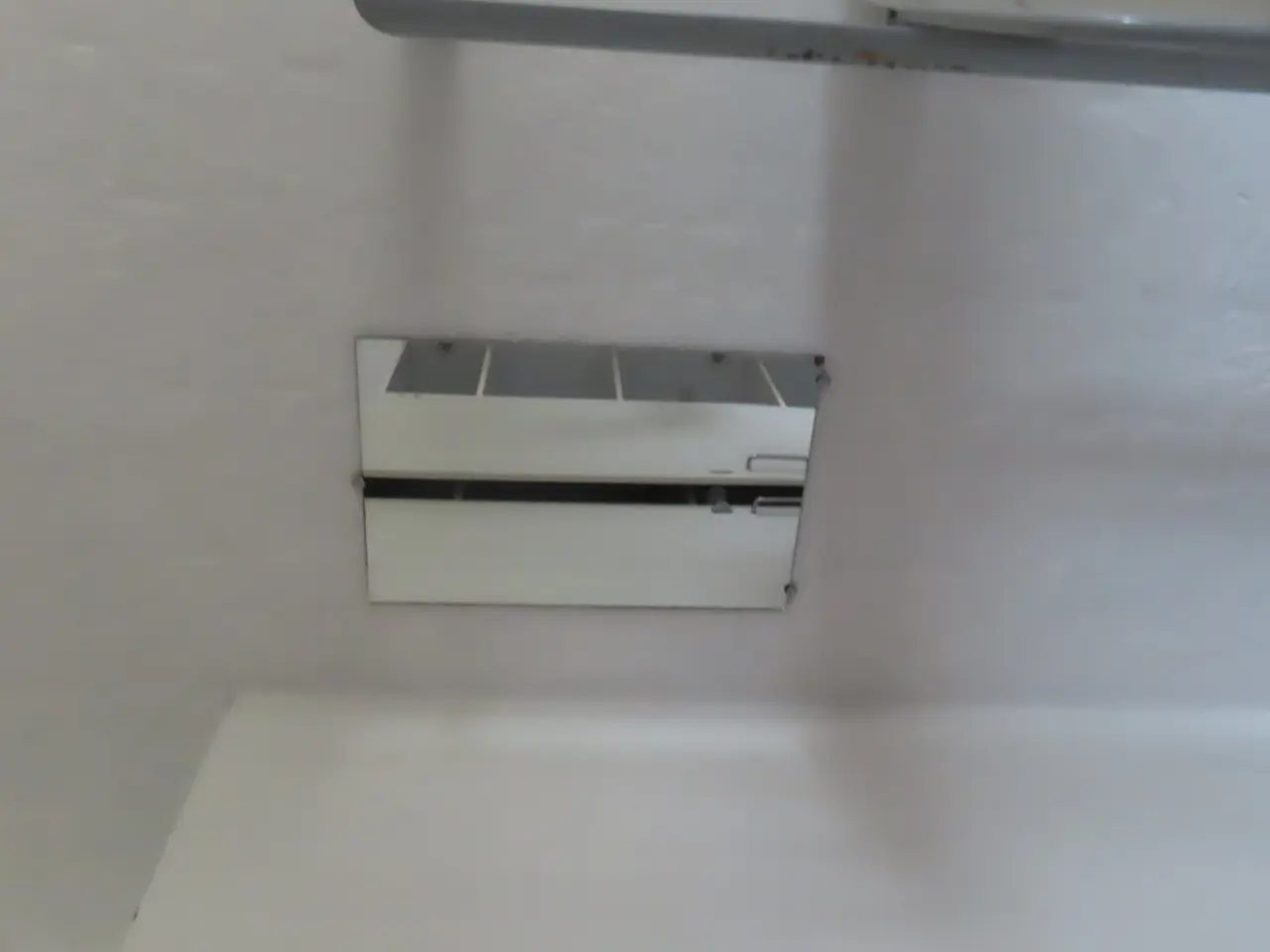 Billede 7 - Indhold på værelse af bord, køjeseng, skab mv.