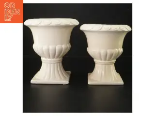 To hvide dekorative vaser (str. 17 og 19 cm)