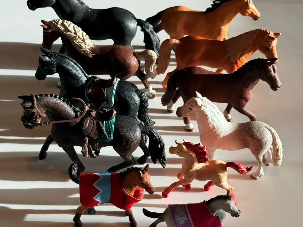 Billede 1 - Schleich heste med ridebane