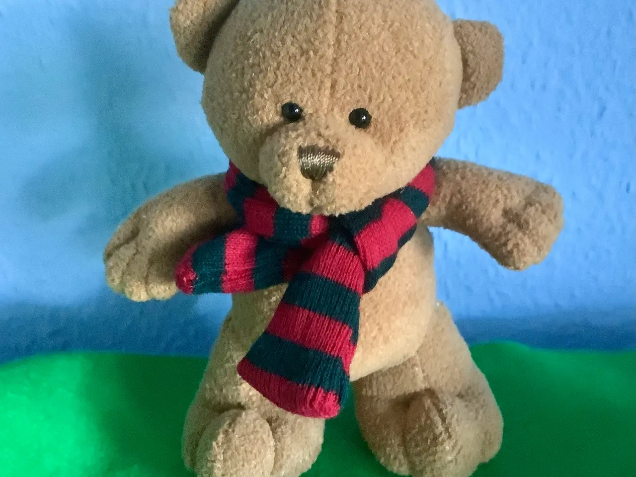 Billede 1 - Brun bamse med halstørklæde.