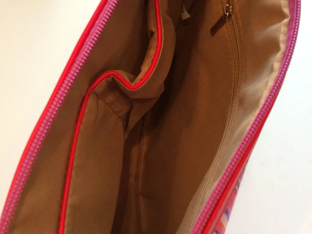Billede 2 - Clutch, pink rød taske, stribet håndtaske