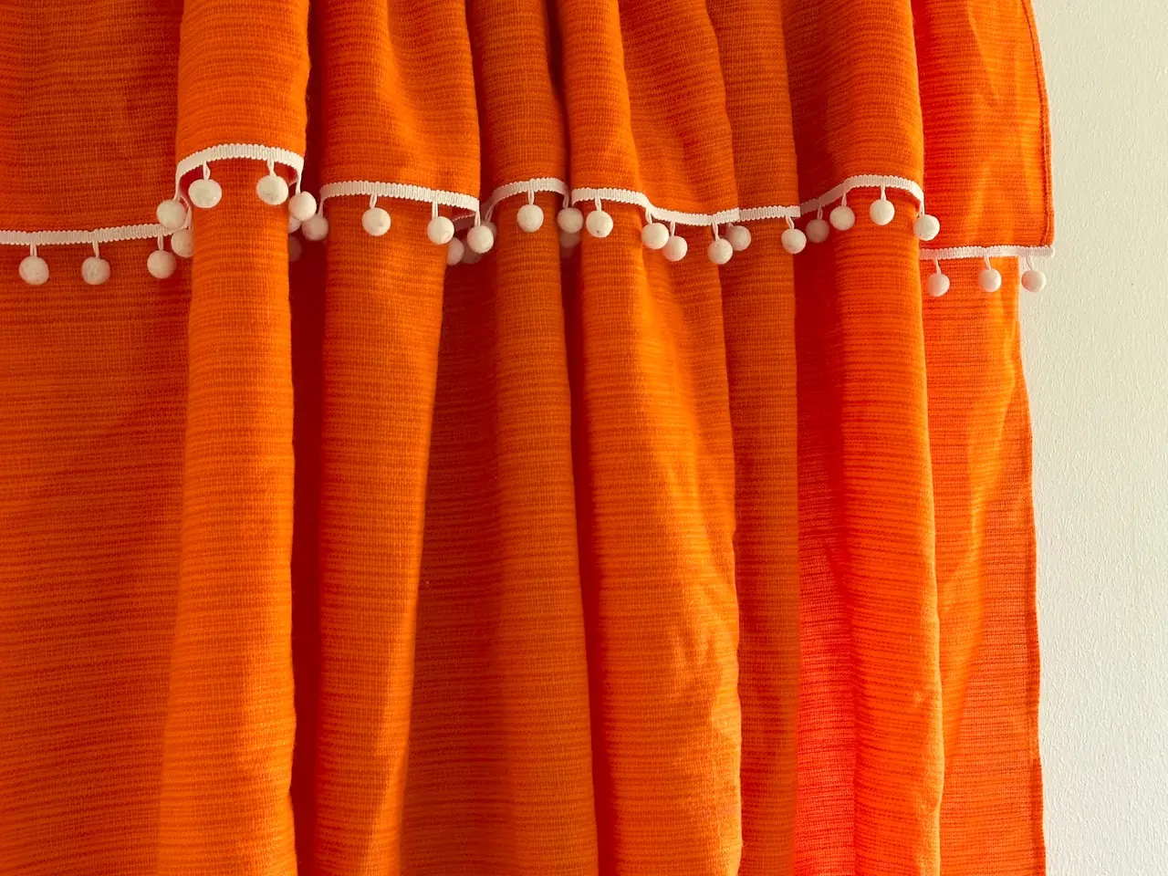 Billede 5 - Retro gardin, orange m pompom