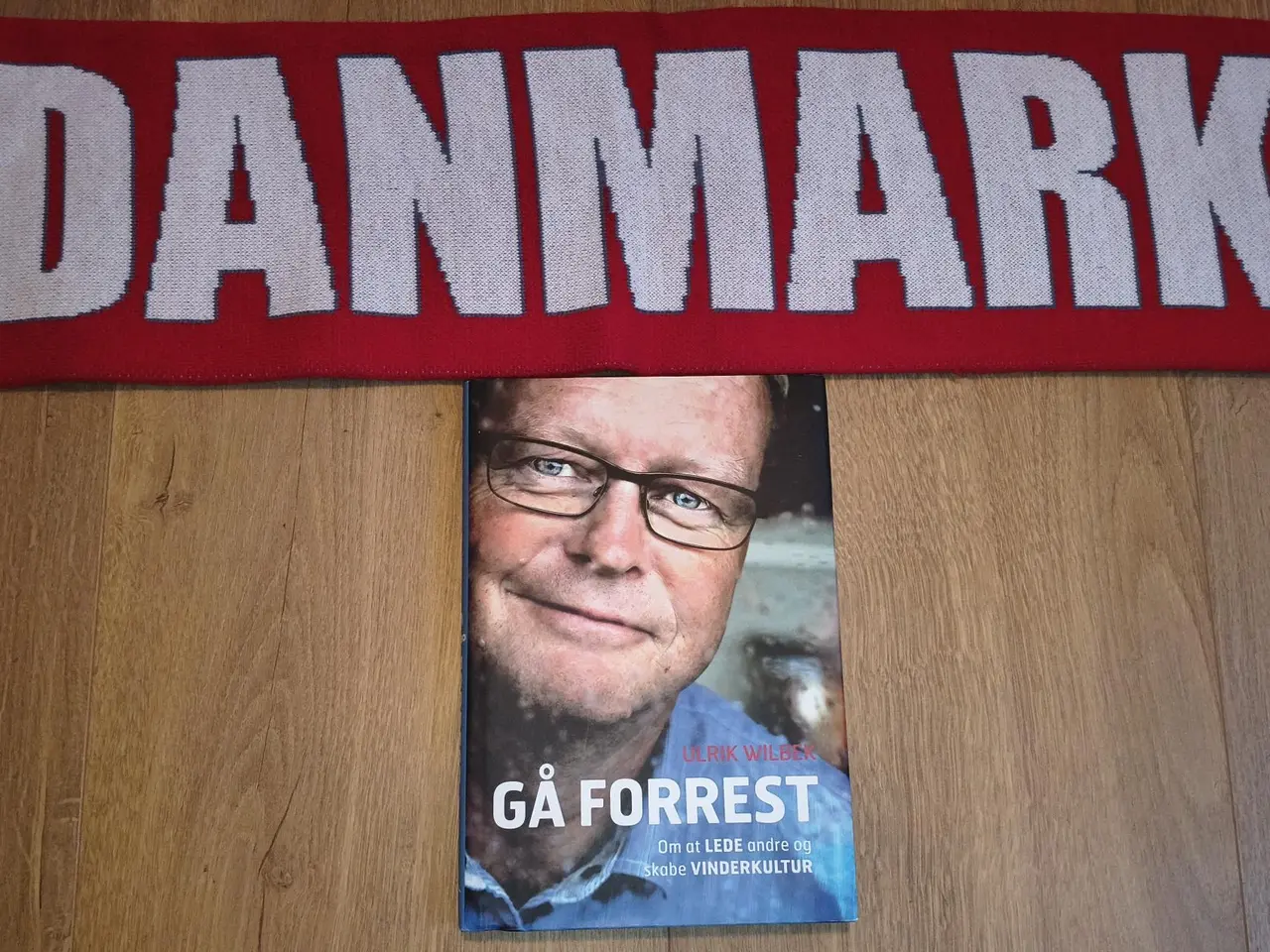 Billede 3 - NYT DANMARK HALSTØRKLÆDE OG ULRIK WILBEK BOG