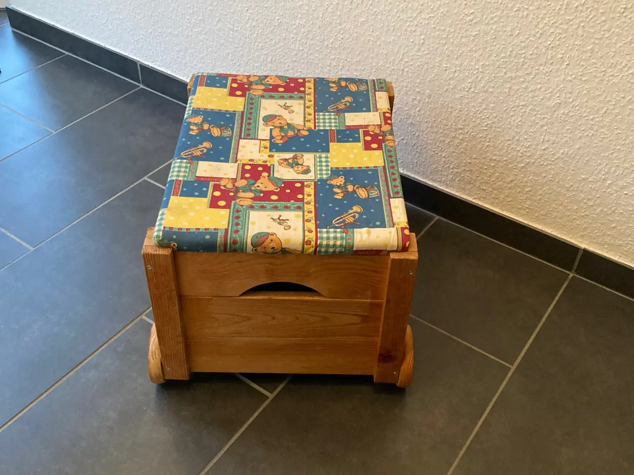 Billede 1 - Træ legekasse på hjul til opbevaring