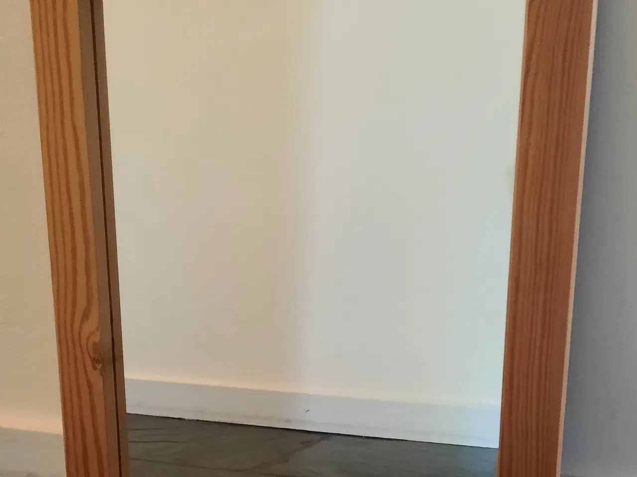 Billede 1 - Spejl med ramme i fyrretræ, 50 cm gange 40 cm