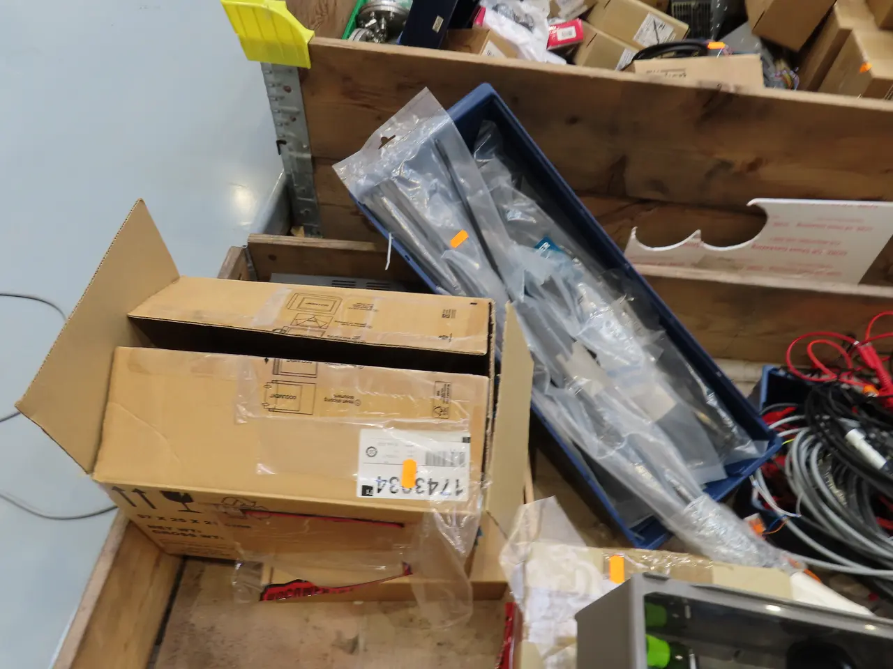 Billede 4 - Palle med div. kabler, sensor ABB GL 10 3TA, strømforsyning BK PRECISION m.m.