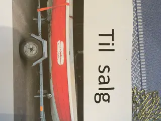 Jolle med trailer og ny motor sælges.