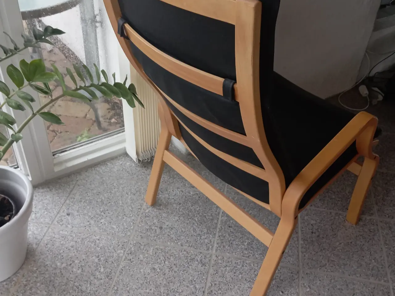 Billede 3 - Fin lænestol i Bøgetræ og sort læder.