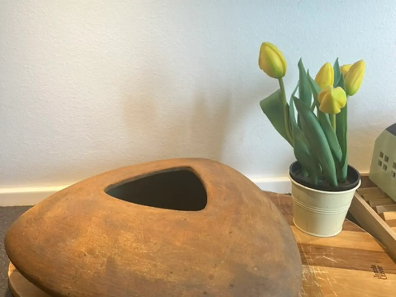 Billede 1 - Skulpturel wabi-sabi urtepotteskjuler i rå keramik