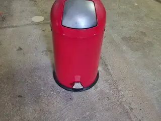 Rød pedalspand 