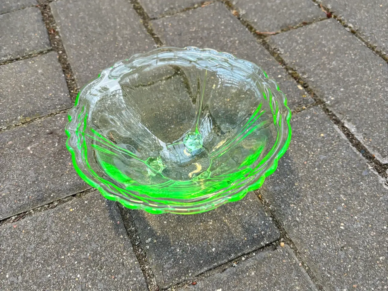 Billede 2 - Smuk vintage uran-glasskål på fod – Et lysende fun