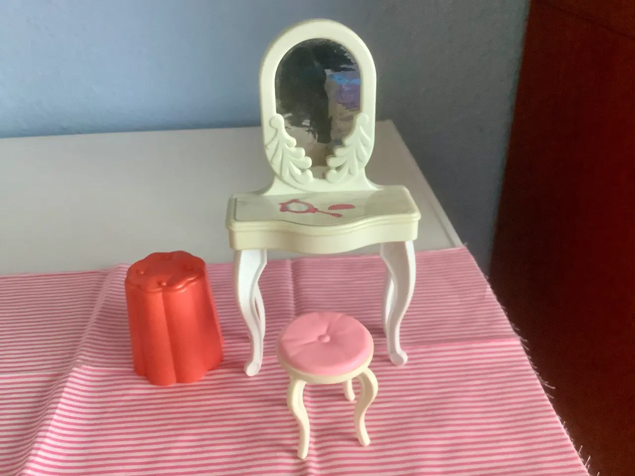 Billede 1 - Sminkebord til Skipper Barbie.