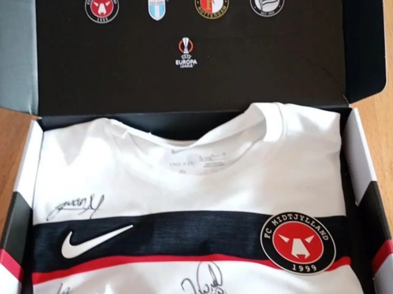 Billede 1 - FCM trøje med 25 autografer