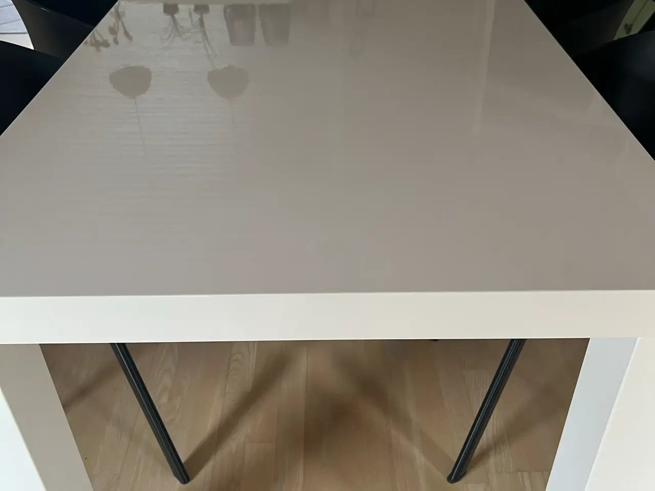 Billede 2 - Spisebord i hvid højglans m. 6 stole.