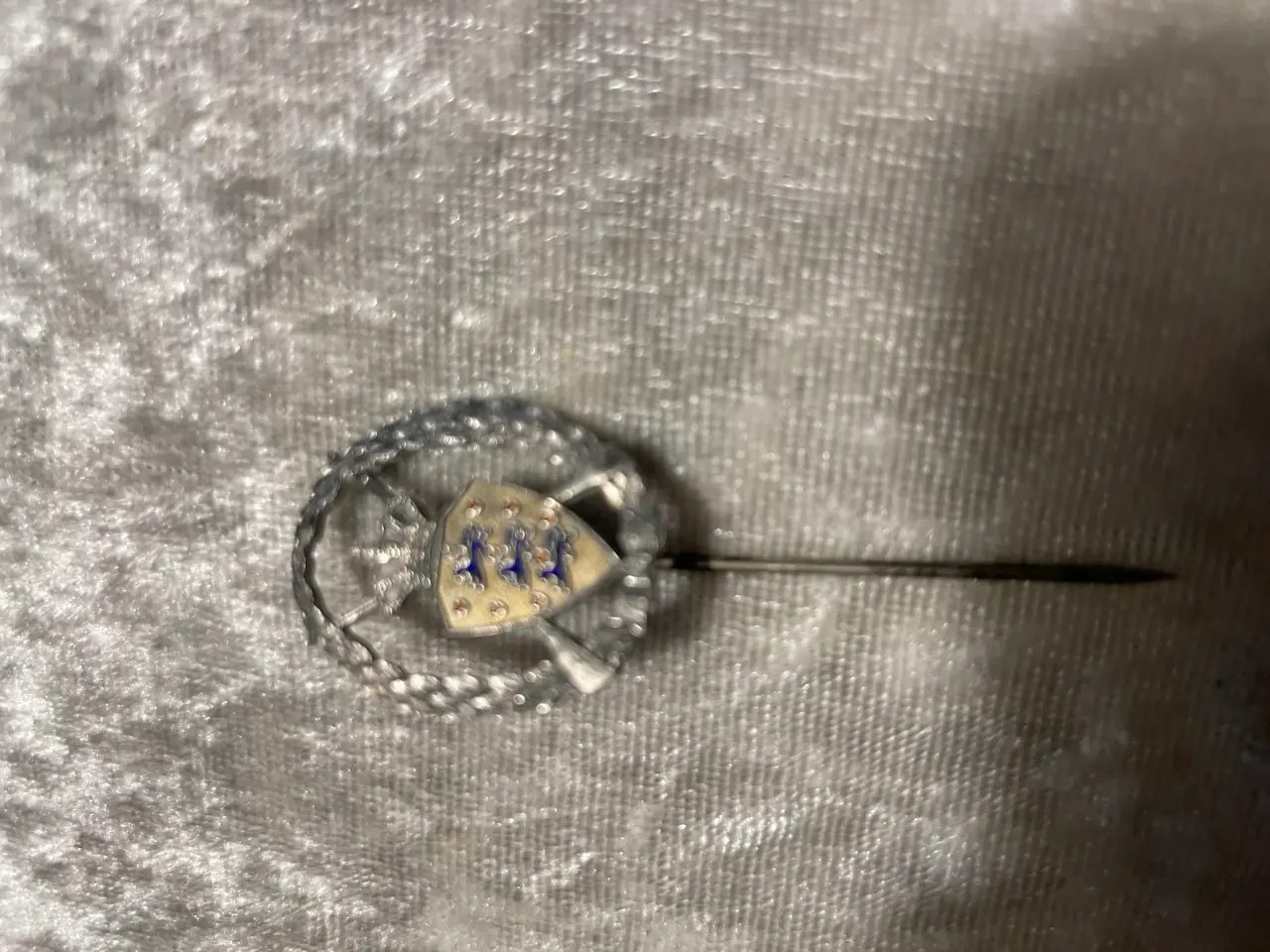 Billede 1 - Broche og nål med rigsvåben i sølv