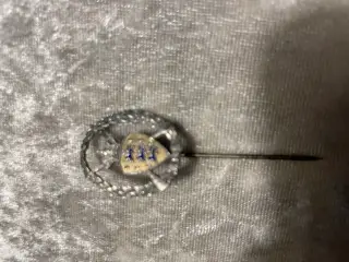 Broche og nål med rigsvåben i sølv
